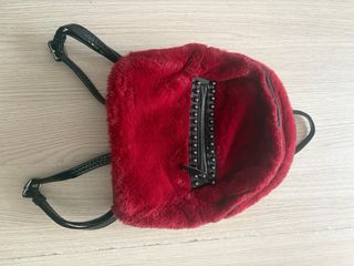 Mochila peluche roja con tachuelas