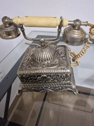 Teléfono Antiguo plateado  con relieves.