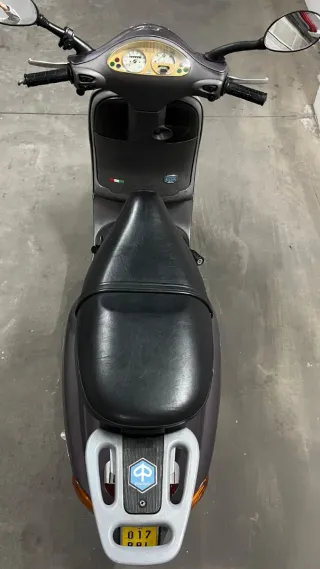 Vespa 50cc gris, muy cuidada