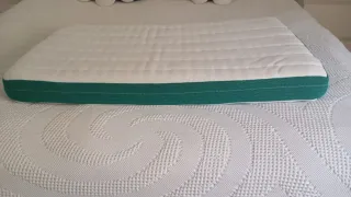 Minicuna colecho gris con peluches