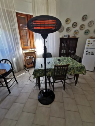 Stufa a piantana infrarossi nera