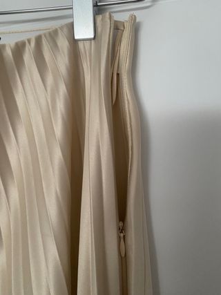 Falda midi plisada satinada piedra