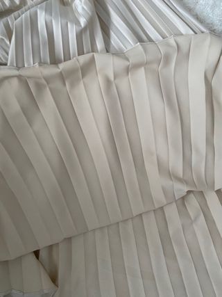 Falda midi plisada satinada piedra