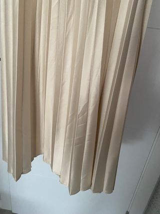 Falda midi plisada satinada piedra