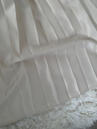 Falda midi plisada satinada piedra