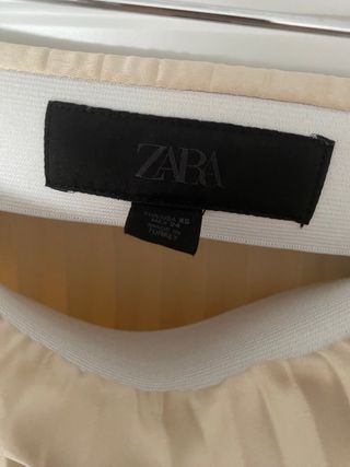 Falda midi plisada satinada piedra