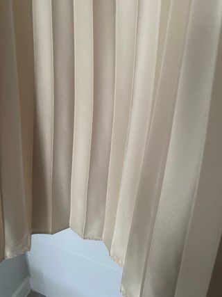 Falda midi plisada satinada piedra