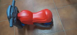 Moto correpasillos roja
