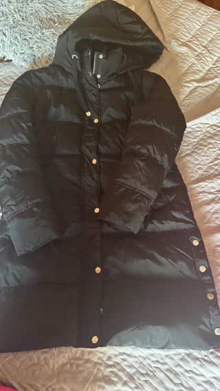 Abrigo acolchado negro con capucha