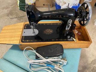 Máquina de coser antigua con motor