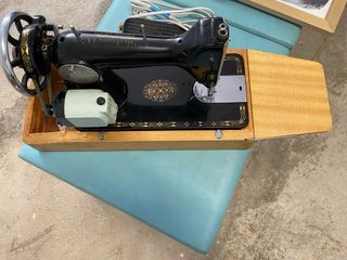 Máquina de coser antigua con motor