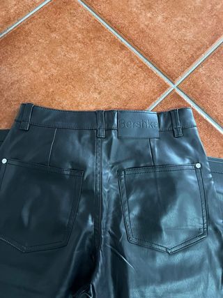 Pantalón polipiel Bershka negro Talla S