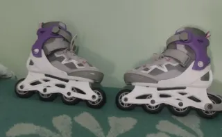 Patines en línea grises y morados