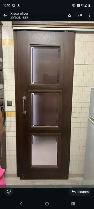 Puerta corredera de madera con cristal