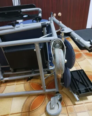 Sedia a rotelle per anziani e/o disabili
