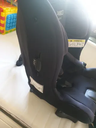 Silla de coche para bebé de la marca Axkid, modelo