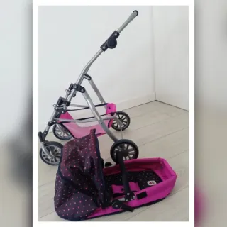 Carrito de bebé rosa y azul