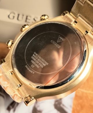 Reloj GUESS octogonal, dorado y negro