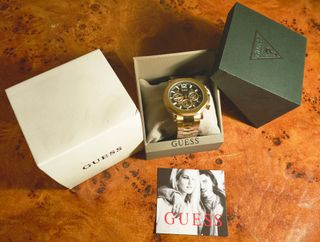 Reloj GUESS octogonal, dorado y negro