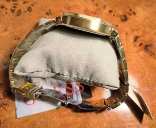 Reloj GUESS octogonal, dorado y negro