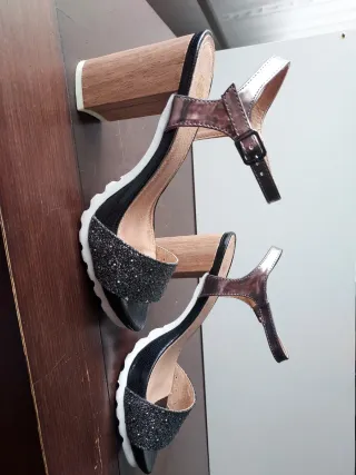 Sandalias tacón plateadas con brillos