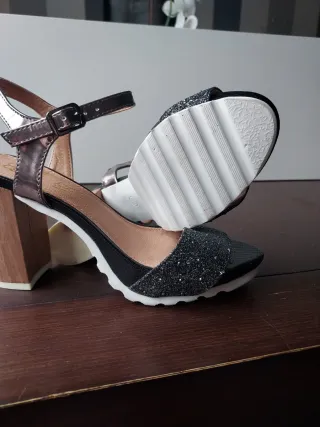 Sandalias tacón plateadas con brillos