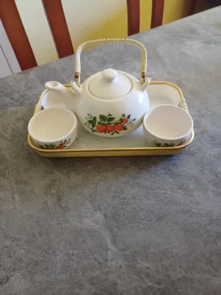 Juego de té con fresas