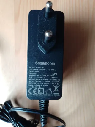 Adaptador de corriente negro para router (rúter)