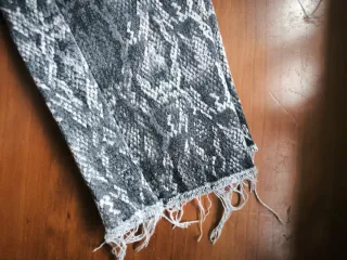 Pantalón Zara estampado serpiente