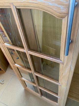 Vitrina y rinconeras de madera para cocina.