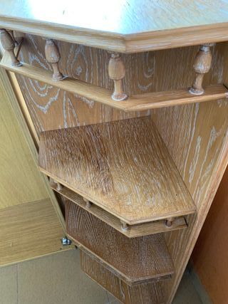 Vitrina y rinconeras de madera para cocina.