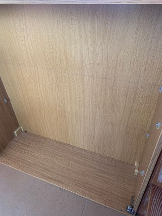 Vitrina y rinconeras de madera para cocina.