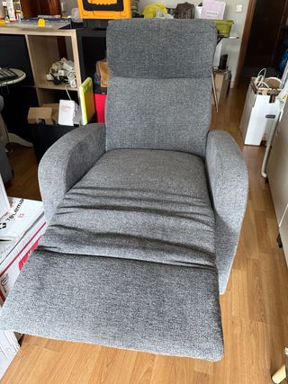 Butaca reclinable gris tela