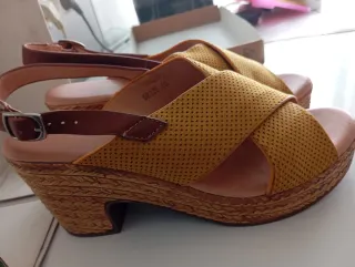 Sandalias CLOWSE amarillo