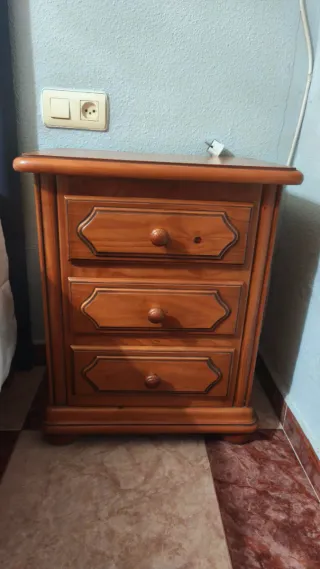DOS Mesitas de noche de madera