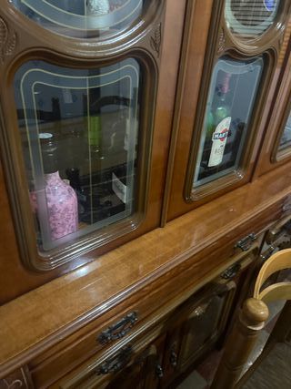 Vitrina de madera con puertas y cajones