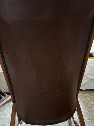 Butaca de madera y cuero marrón