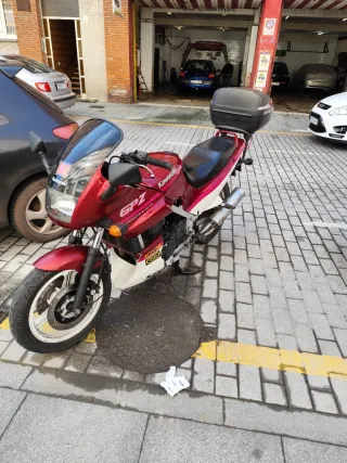 Kawasaki GPZ Roja y Blanca