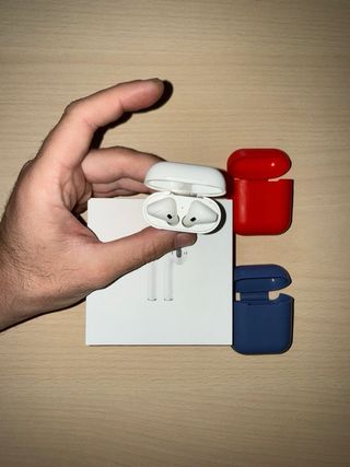 Apple AirPods con estuches de carga