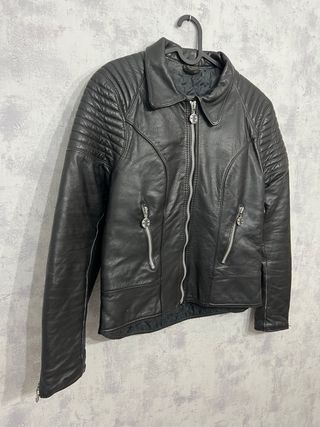 Cazadora de piel negra