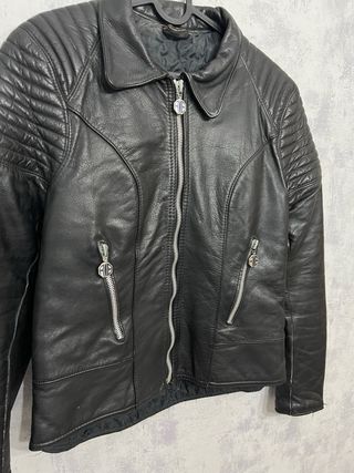 Cazadora de piel negra