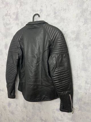 Cazadora de piel negra