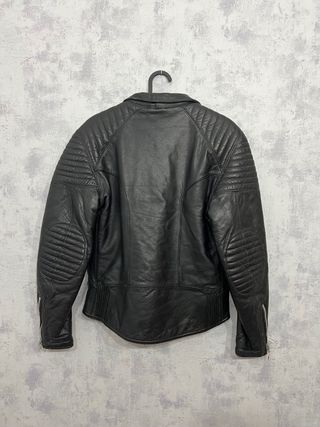 Cazadora de piel negra