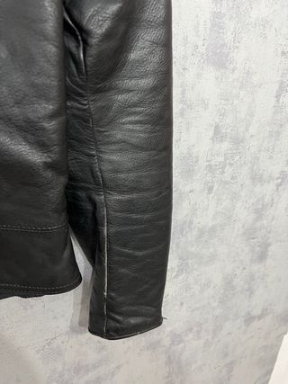 Cazadora de piel negra