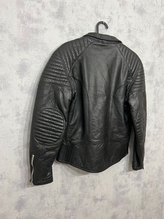 Cazadora de piel negra