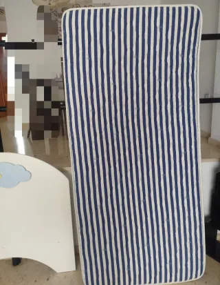 Cama de 90 cm+ 190cm con cabecero, colchón y patas