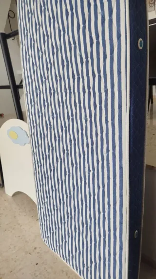 Cama de 90 cm+ 190cm con cabecero, colchón y patas