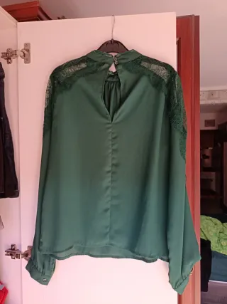 Blusa verde con encaje en los hombros