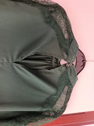 Blusa verde con encaje en los hombros