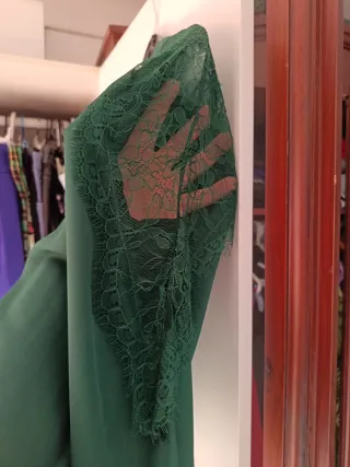 Blusa verde con encaje en los hombros
